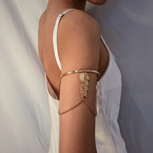 Brazalete de Cadena con Colgante de Hoja Geométrica Simple Retro <span class=keywords><strong>para</strong></span> Mujer, Color Oro/Plata, Chapado en Oro, Piedra Principal de Circonio (KB8371) - Product Image 2