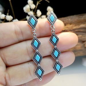 Orecchini Pendenti Vintage a Forma di Foglia con Diamanti e Accenti Colorati, Design Retrò, Accessori di Moda per Donne - Product Image 3