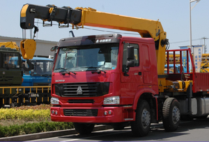Nouvelle grue montée sur camion HOWO diesel, très demandée, Euro 2, transmission manuelle, système de commande à distance, 30000 kg de charge utile, efficace - Product Image 2