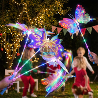 Magisches Geschenk Plastik-LED-Leuchtstab Rot Leuchtendes Schwingendes Schmetterlingsdesign für Halloween-Abschlussfeiern Handgehaltener Bunter Blinkstab