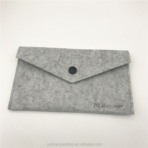 <span class=keywords><strong>Pochette</strong></span> enveloppe gaufrée, douce et épaisse, en <span class=keywords><strong>feutre</strong></span> gris clair avec bouton pour cadeau - Product Image 1