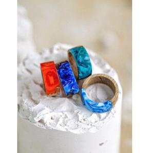 Anillo de Dedo de Resina y Madera Premium para Hombre y Mujer con Acabado Liso, Textura de Madera Natural y Diseño Moderno Hecho a Mano - Product Image 1