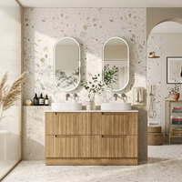 Meuble-lavabo de salle de bain autoportant en chêne clair cannelé, avec tiroirs à fermeture douce, meuble sous-vasque en bois cannelé avec plan de travail et vasque à poser ronde