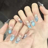 Art des ongles portable fait main pour la vente en gros, avec des coquillages d'été frais et des étoiles de mer. Parfait pour un look sur le thème de l'océan.