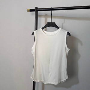 Chaleco sin mangas para mujer SUHE TS-018, de algodón puro, color liso blanco y negro, corte holgado, informal, para usar como capa base. - Product Image 4