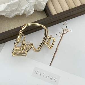 Grande pince à cheveux moderne en métal ajouré en forme de griffe de requin et de crâne décoratif pour filles, thème Halloween - Product Image 5