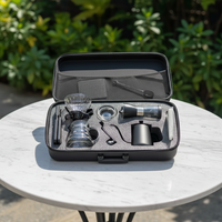 Ensemble de voyage pour café en plein air de haute qualité, vente en gros, comprenant une bouilloire à café manuelle, un moulin à café manuel et des outils de préparation du café
