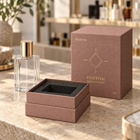 Boîte à parfum rigide verticale avec couvercle, en papier texturé spécial, avec logo personnalisé, couleur Blush Coffee C06, 10x10x14cm, insert en mousse surélevé, finition or mat