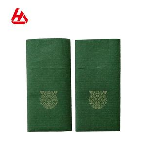 Serviettes jetables vertes en Airlaid avec pochette à couverts, logo personnalisable - Product Image 5