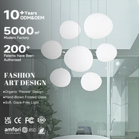 Lampe suspendue LED en verre givré avec structure en fer mince et élégante pour l'éclairage intérieur des cours et villas