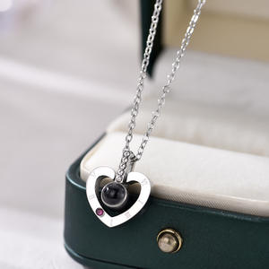 Collar con Proyección de Te Amo en 100 Idiomas, Reloj Romano con Incrustaciones de Diamantes, Proyección de Foto de Corazón, Bambú Personalizado - Product Image 3