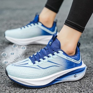 Zapatillas deportivas transpirables de verano para estudiantes de secundaria, ultraligeras, con superficie de malla que absorbe los golpes, para hombre - Product Image 1