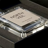 Boîte à parfum rigide noire personnalisée en deux parties avec couvercle relevable, écologique, avec insert ajusté pour présentation de parfum sur mesure