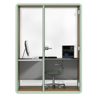 Cabines de bureau insonorisées fabriquées avec des panneaux acoustiques en bois, cloisons de bureau, maison préfabriquée de luxe avec ordinateur et chaise