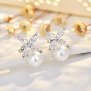 Nieuwe Franse Bloem Klaver Parel Zilveren Dames Oorknopjes Niche Design Hoogwaardig Licht Luxe Micro-ingelegde Zirkoon Oorbellen Sieraden - Product Image 3