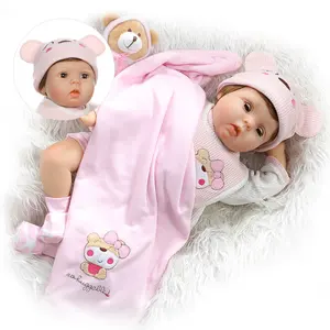 Neues Design Bewegliche Augen Blinkende Baby Nette Simulation Reborn Baby puppe mit Kleidung