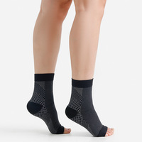 Chaussettes de compression graduée personnalisées respirantes et anti-humidité pour le soutien athlétique (course, basketball, entraînement) – Hommes et Femmes