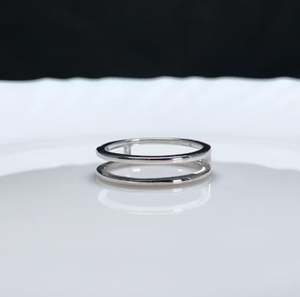 Anillo Doble de Plata 925 Unisex, Diseño Minimalista Elegante, Joyería Moderna, Regalo Perfecto para Hombres y Mujeres - Product Image 6