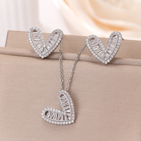 Ensemble de bijoux en zircon pour femmes - Alliage de cuivre plaqué or/argent Collier et boucles d'oreilles romantiques pour les cadeaux de fiançailles et d'anniversaire