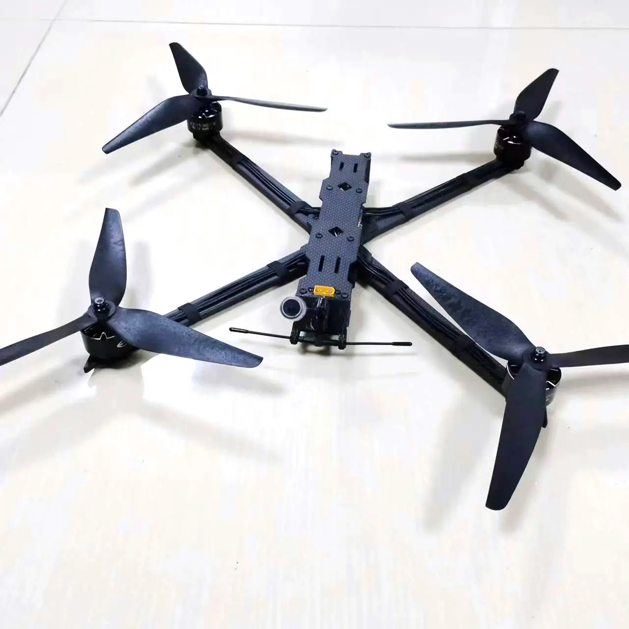 Drone balap FPV 10 inci muatan 4kg, menggunakan motor 3115 900kV, jarak VTX 8km, jarak terbang maksimum 20km