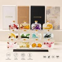 Diffuseur d'huiles essentielles aromatiques en verre carré de luxe 100 ml, sans flamme, avec fleurs séchées et rotin
