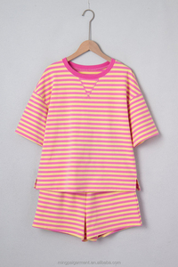 Set Estivo Casual da Donna: Top Corto con Collo Tondo e Logo Personalizzato, Completo a Due Pezzi con Maniche Corte e Pantaloncini a Righe - Product Image 2