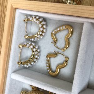 ต่างหูห่วงรูปหัวใจคู่ประดับเพชรซิคอนและมุก ดีไซน์ทันสมัย ชุบทองบนสแตนเลส ราคาส่งจากโรงงาน - Product Image 2