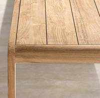 Meubles d'extérieur et d'intérieur confortables et simples, en teck massif naturel, ensemble table et chaises de jardin.