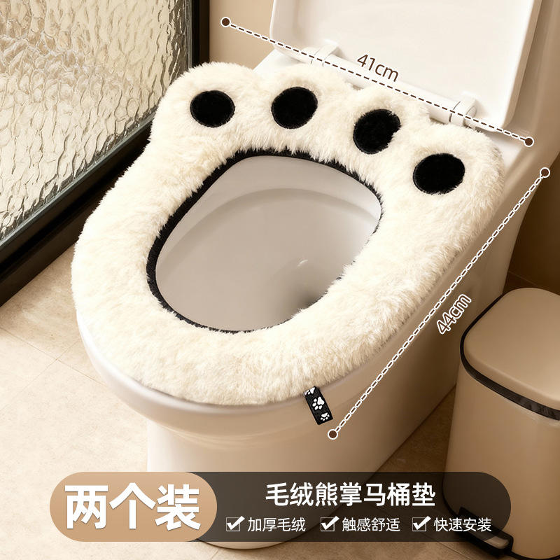 อุ้งเท้าหมีสีขาวและสีดำทรงกลมสองอัน