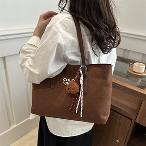 <span class=keywords><strong>Sac</strong></span> fourre-tout vintage en <span class=keywords><strong>cuir</strong></span> PU marron avec imprimé lettres, <span class=keywords><strong>sac</strong></span> à main tendance en suède texturé avec breloque ours, logo personnalisé - Product Image 4