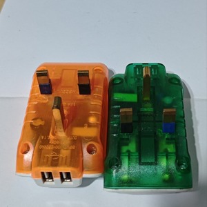 Adaptador de Viaje Todo en Uno con Enchufe para Reino Unido y UE, Puertos USB, 100-240V, Enchufe Universal, Material ABS - Product Image 4