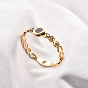 Bracelet en acier inoxydable plaqué or 18 carats avec émail noir, étanche, hypoallergénique, bijou minimaliste à breloque géométrique - Product Image 5