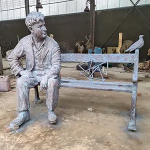 户外公园装饰现代艺术雕塑真人大小青铜人坐在长凳雕像上