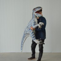 Marionnette de dinosaure Velociraptor réaliste en métal, contrôlée à la main, grande taille, pour cadeaux d'anniversaire, garderies, aéroports, centres commerciaux
