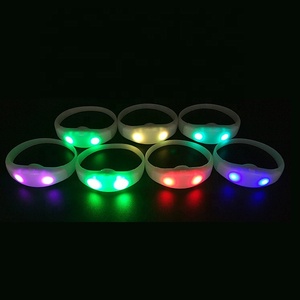 Nuovo arrivo Logo personalizzato stampato lampeggiante bagliore al buio braccialetti leggeri a led controllati da polso - Product Image 6