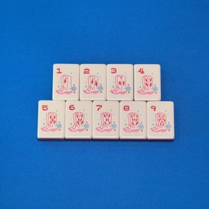 Tessere Mahjong Personalizzate Miss Cowgirl in Lucite Trasparente e Strati Rosa Caldo sul Retro, 160 Tessere, Stivali Bianchi in Acrilico, Pistole Giocattolo - Product Image 2