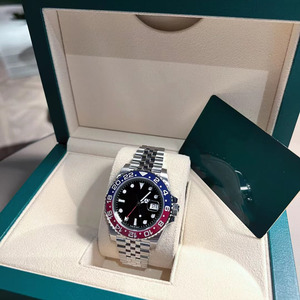 Montre de luxe pour homme, design de créateur, haute qualité, logo personnalisé, boîtier en cuir PU vert bois, montres de luxe exclusives fabriquées en Chine - Product Image 1
