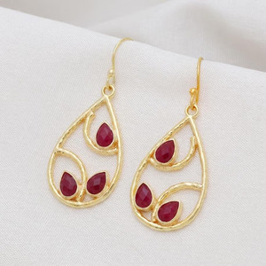 Pendientes de latón chapado en oro con rubíes, diseño moderno, forma de lágrima texturizada, para uso diario, con piedra preciosa rosa. - Product Image 2