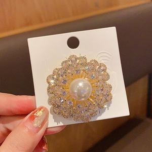 Nuevo Broche de Lujo, Exquisito Broche de Diamantes Brillantes y Perlas con Diseño de Flor en el Pecho, Broche de Alta Gama con Sentido del Diseño, Accesorio de Temperamento - Product Image 6