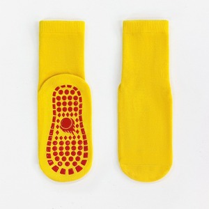 Chaussettes de yoga antidérapantes pour adultes, idéales pour l'été, chaussettes de sol tricotées pour l'éveil des jeunes enfants, avec semelle antidérapante et logo personnalisable sur le bord du mollet et le bas. - Product Image 5