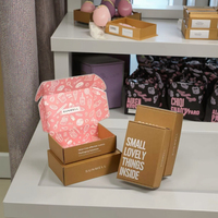 Boîtes d'expédition en carton ondulé imprimées sur mesure avec doublure en mousse - Emballage écologique et recyclable pour cosmétiques, vêtements, bougies