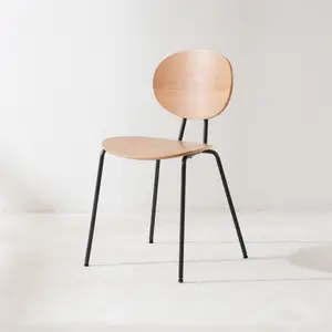 Fabrika mobilya Patent siyah Metal bacaklar ile İskandinav Modern basit tasarımcı ahşap yemek odası sandalyesi