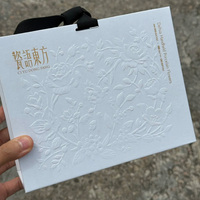 Boîte cadeau rigide de luxe avec poignée, emballage en papier gaufré personnalisé, forme de valise recyclable, idéale pour crème pour le visage et poudre