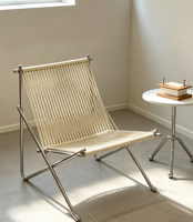 Chaise longue pliante moderne en corde, structure en métal chromé poli, assise et dossier en corde tressée beige, minimaliste, intérieur/extérieur