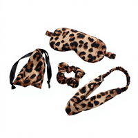 Ensemble cadeau 4 pièces personnalisé avec logo, imprimé léopard, respirant et minimaliste, comprenant un masque de sommeil, un chouchou en fausse soie, un bandeau et un sac de rangement