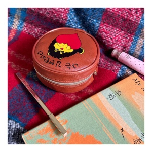 2024 escuro marrom beleza cosméticos sacos para menina portátil bonito viagem rodada PU couro zipper maquiagem bolsa saco com logotipo impresso - Product Image 1