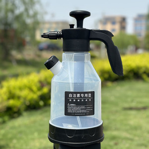 Botella pulverizadora para lavado de autos de 2L, material PP, resistente a ácidos y álcalis, para limpieza y detallado de automóviles. - Product Image 1