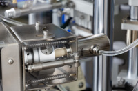 Machine automatique de remplissage et de capsulage d'ampoules en plastique d'usine