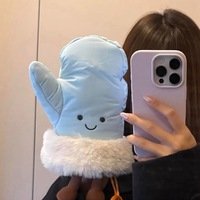 L'original, complet avec les trois étiquettes, comprend une peluche pingouin en forme d'arachide, une peluche dragon volant, et