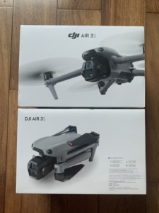 โดรนรุ่น Original <span class=keywords><strong>Air</strong></span> 3S Fly More Combo RC 2 RC-N3 กล้องเทเลขนาดกลาง 70 มม. ความละเอียด 48MP เซ็นเซอร์ CMOS 1/1.3 นิ้ว ซูมออปติคอล 3 เท่า ถ่ายภาพบุคคลที่มีอารมณ์ดี - Product Image 1